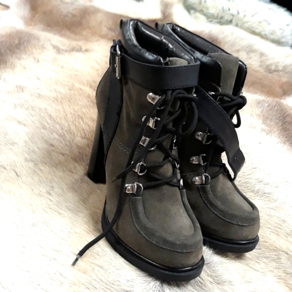Nine West/ Smokino Suede/ Lace Up Ankle Boots Black/ Grey Size 7.5
